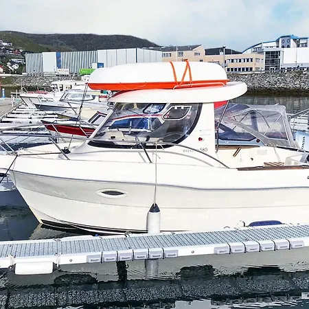 7 Person In Breivikbotn Hansvoll